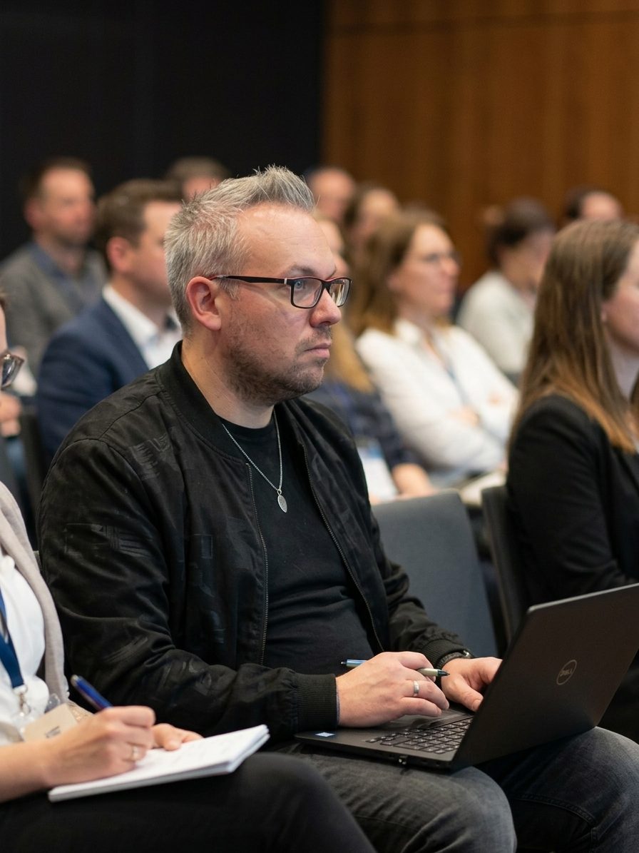 Dr. Benjamin Förster als aufmerksamer Zuhörer bei einer Fachtagung